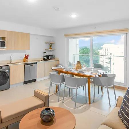 Upstay - New Condo Just Steps Away From The Beach